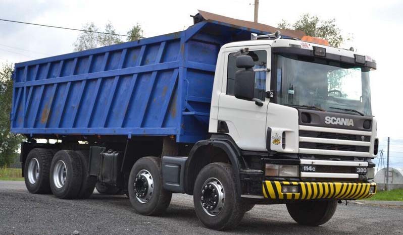 SCANIA 124C-380 8×4 con volcadora 35m3 lleno